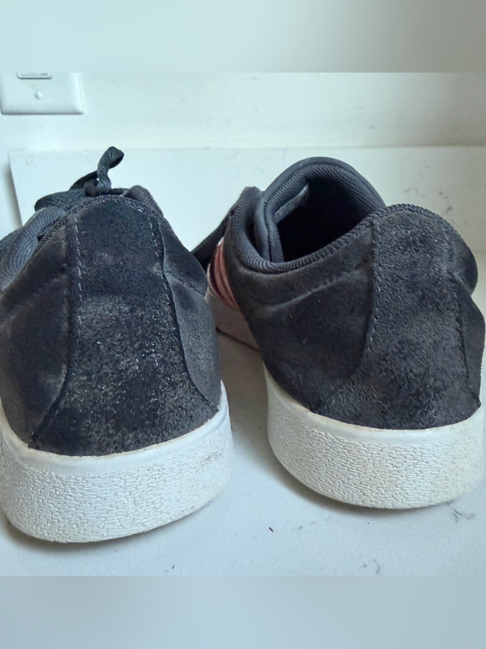 Adidas Women’s suedeSneakers with Pink Stripes Sz 7 - Picture 6 of 9